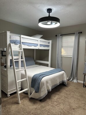 3 bedrooms, desk, iron/ironing board, free WiFi - Quiet Family Home w/ Pool Near Pinecraft (Sarasota)