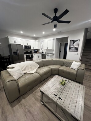 Una Smart TV, una chimenea, un reproductor de DVD, un futbolín