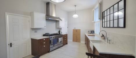 Un four, surface de cuisson, lave-vaisselle