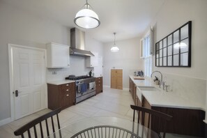 オーブン、コンロ、食器洗い機