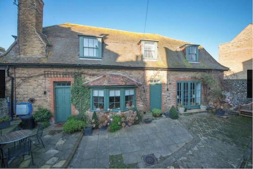 Ramsgate - Coastal Cottage Escape - Pet Friendly with Parking