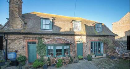 Ramsgate - Coastal Cottage Escape - Pet Friendly with Parking