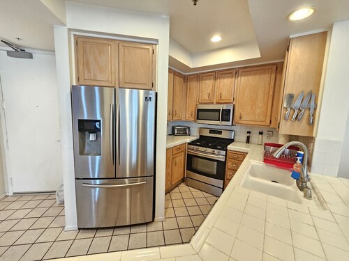 Private condo with cozy beach vibes in Venice!