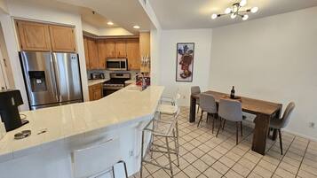 Réfrigérateur, micro-ondes, four, plaque de cuisson