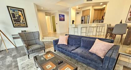 Private condo with cozy beach vibes in Venice!