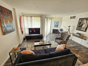 Smart TV, fireplace - Private condo with cozy beach vibes in Venice! (Los Angeles)
