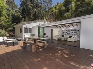 Outdoor dining - Villa Outpost in the Hollywood Hills. (Los Angeles)