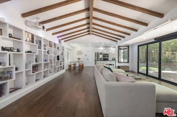 المنشأة من الداخل