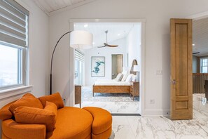 6 chambres, bureau, fer et planche à repasser, lit parapluie