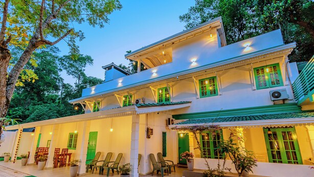 A two-story house with a covered porch, green shutters, and outdoor seating. - Istana Villa Mirissa (Mirissa)