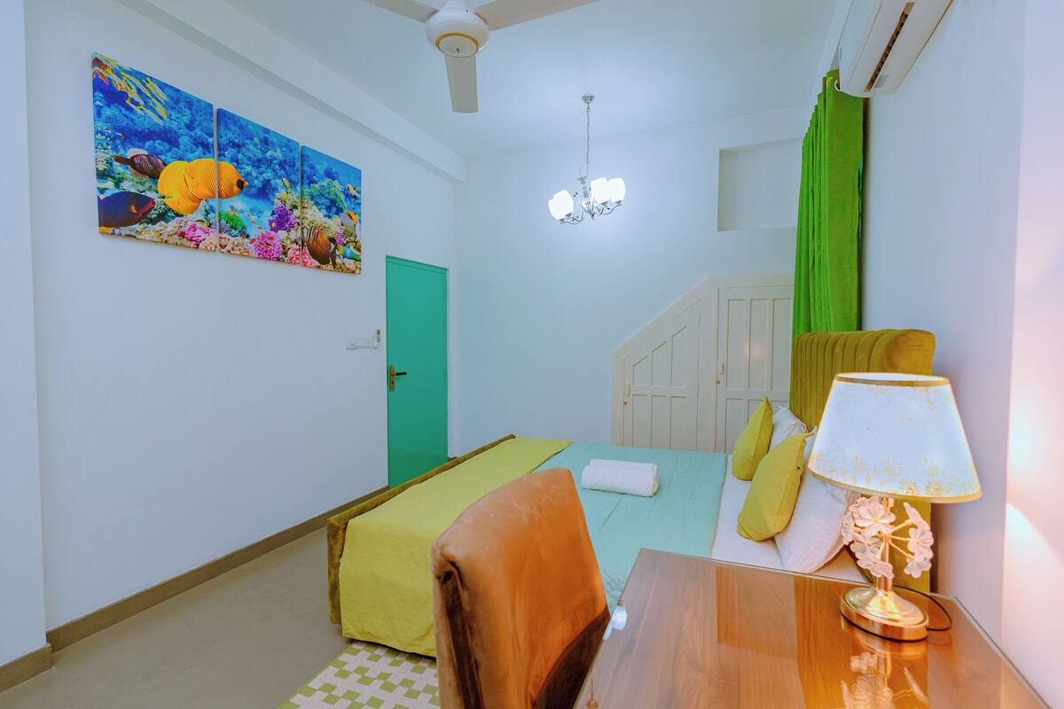 Standard Double Room | Meja, ruang kerja komputer riba, Wi-fi percuma