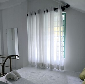 Standard Single Room | Meja, ruang kerja komputer riba, Wi-fi percuma 