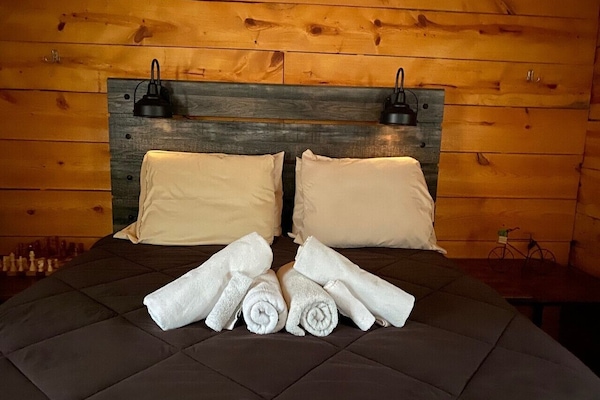 Cabin, 1 Queen Bed, Mountain View | Pillowtop beds, free WiFi, bed sheets