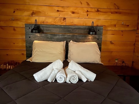 Cabin, 1 Queen Bed, Mountain View | Pillowtop beds, free WiFi, bed sheets. Canal Cabins