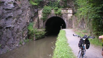 Un puente de piedra sobre un río, con una bicicleta estacionada a un lado.