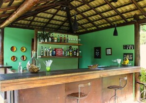 2 bares o lounges 