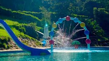 Alberca techada y alberca al aire libre