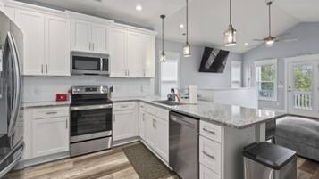 Réfrigérateur, micro-ondes, four, lave-vaisselle