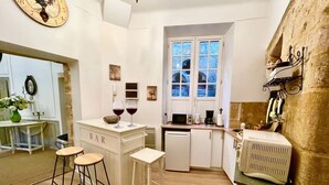Une cuisine compacte dotée d’un coin bar, d’un lave-vaisselle et d’un four à micro-ondes.