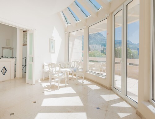 Villa Atrium w/private pool and unique architecture, 150ft from the sea.