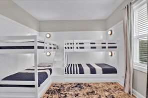 5 Schlafzimmer, Schreibtisch, Bügeleisen/Bügelbrett, Reisekinderbett