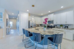 Fridge, microwave, oven, dishwasher - Gorgeous 5BR at Encore Resort next to Disney - 7710 (Kissimmee)