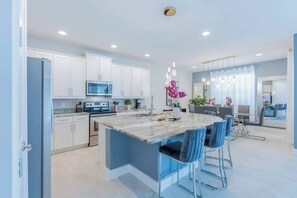 Fridge, microwave, oven, stovetop - Gorgeous 5BR at Encore Resort next to Disney 7710 (Kissimmee)