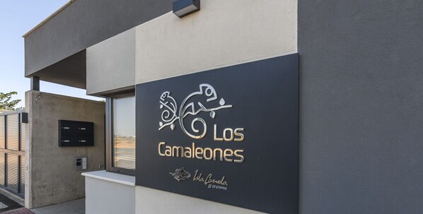 A building with a sign that reads "Los Camaleones Isla Camela Pryconsa". - Los Camaleones 4101 - Two Bedroom Apartment, Sleeps 5 (Punta del moral)