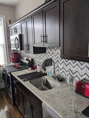 Private kitchen - Charming 2-bedroom condo with WiFi, AC in pleasant Taunton only renting out a rm (Taunton)
