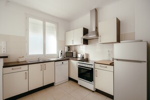 Frigorífico, microondas, horno y lavavajillas