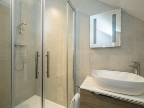 Een douche, een haardroger, handdoeken