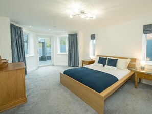 4 bedrooms, iron/ironing board, free WiFi, bed sheets