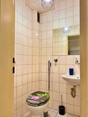 Hair dryer, towels, soap, toilet paper - 2 minutes from Essen main station  (essen)
