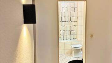 Haartrockner, Handtücher, Seife, Toilettenpapier