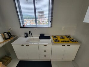 Fridge, oven, stovetop, electric kettle - Family apartment in Porto Belo, 280 meters from the sea (Porto Belo)