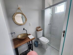 Bidet, jabón, papel higiénico