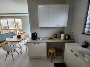 Fridge, oven, stovetop, electric kettle - Family apartment in Porto Belo, 280 meters from the sea (Porto Belo)