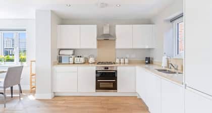 Luxury 5 bed House with Hot-tub near Bicester Village