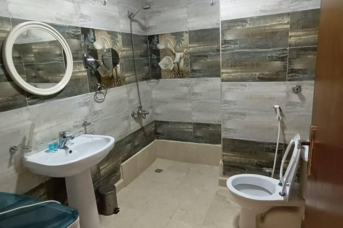 Un baño con lavamanos, inodoro y ducha.