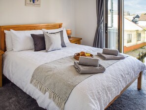 3 bedrooms, free WiFi, bed sheets - 3 bedroom accommodation in Wroxham (Wroxham)