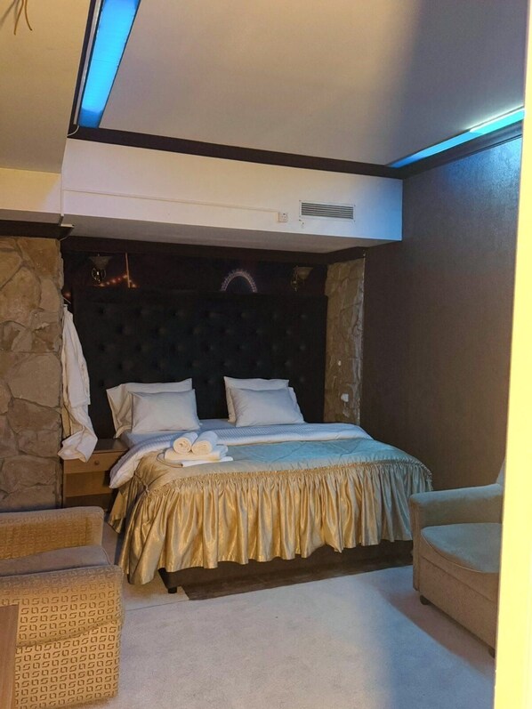 Desk, laptop workspace, soundproofing, free WiFi