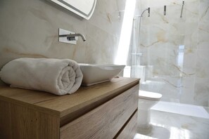 Douche, sèche-cheveux, serviettes fournies, savon