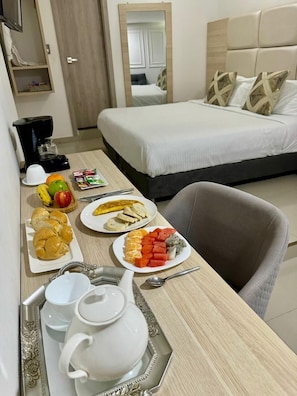 Deluxe Suite | Desk, laptop workspace, soundproofing, iron/ironing board - HOTEL JUAN PABLO II (Riohacha)