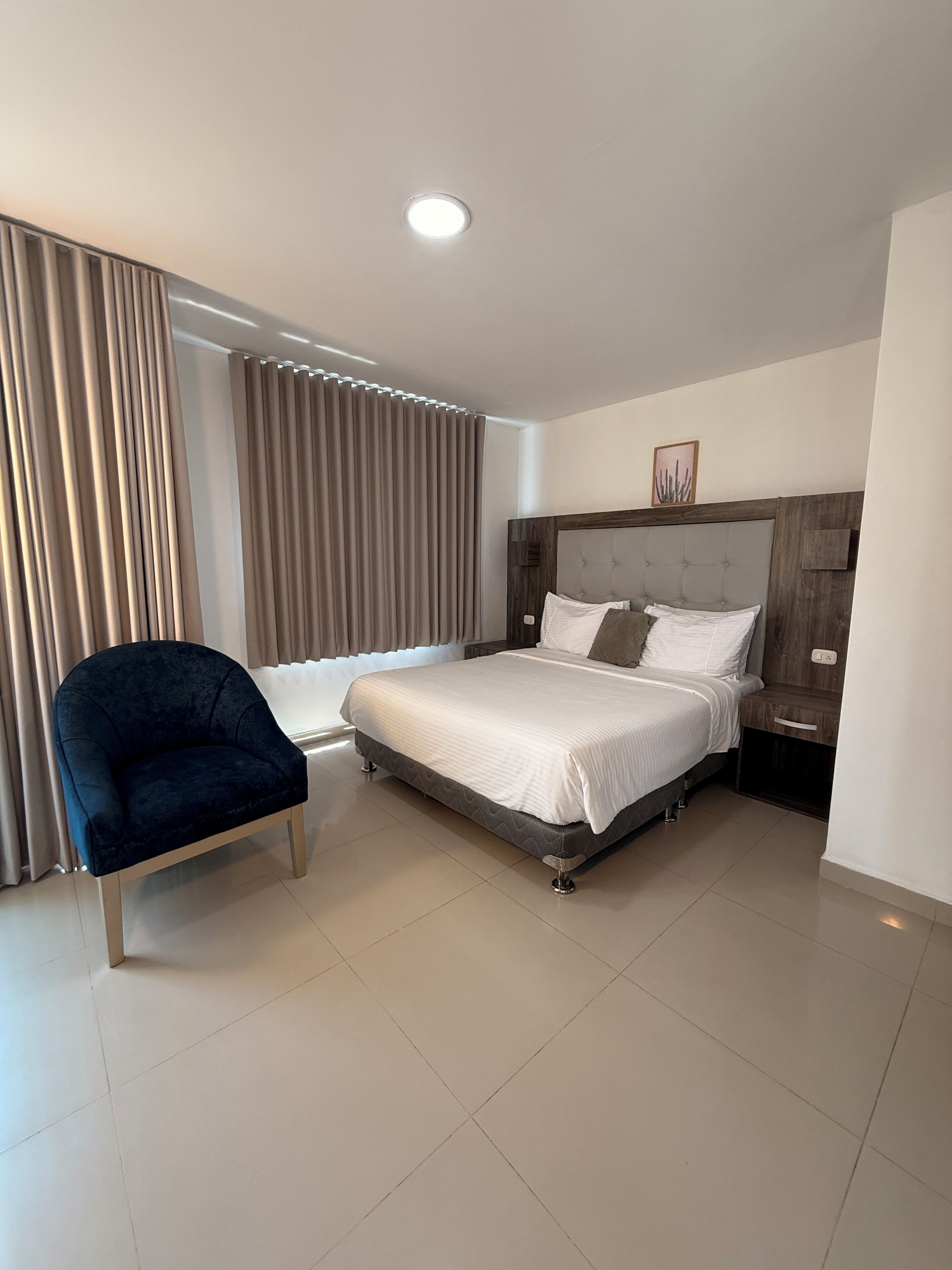 Phòng đôi tiện nghi đơn giản, 1 giường cỡ queen, hút thuốc, quang cảnh công viên | Bàn, khu vực làm việc phù hợp cho laptop, phòng cách âm 