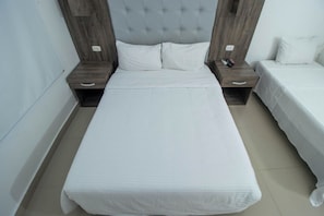 Habitación triple Confort | Escritorio y espacio para trabajar con un portátil
