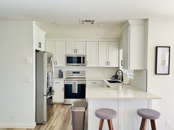 Réfrigérateur, micro-ondes, four, plaque de cuisson