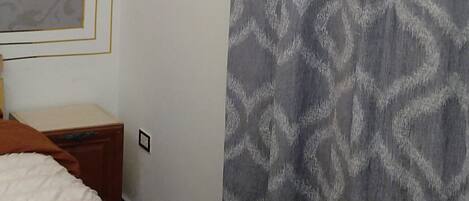 1 habitación, tabla de planchar con plancha, wifi y ropa de cama