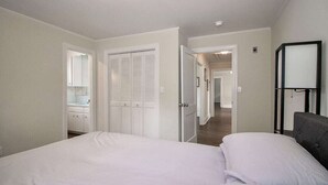 A bedroom with a bed, a wardrobe, and a mirror. - Charming 4-bedroom house with AC and WiFi in delightful Troutman (Troutman)