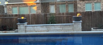 Spacious 5-bedroom farmhouse in peaceful Pflugerville with AC, WiFi