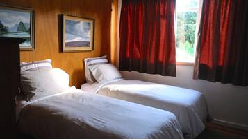 6 bedrooms, WiFi, bed sheets